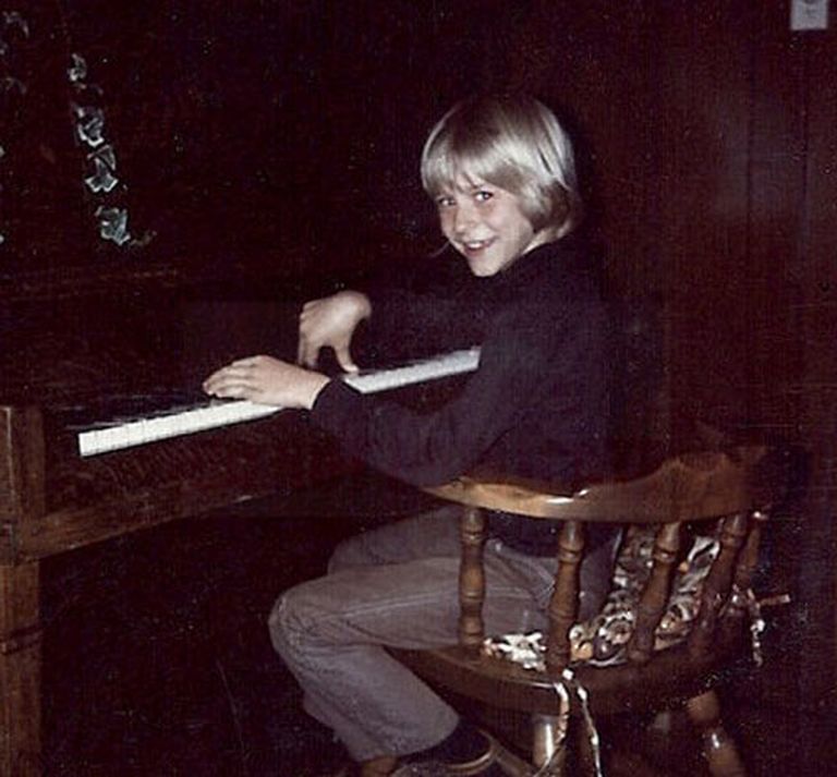 Mazais Kurts spēlē klavieres 
