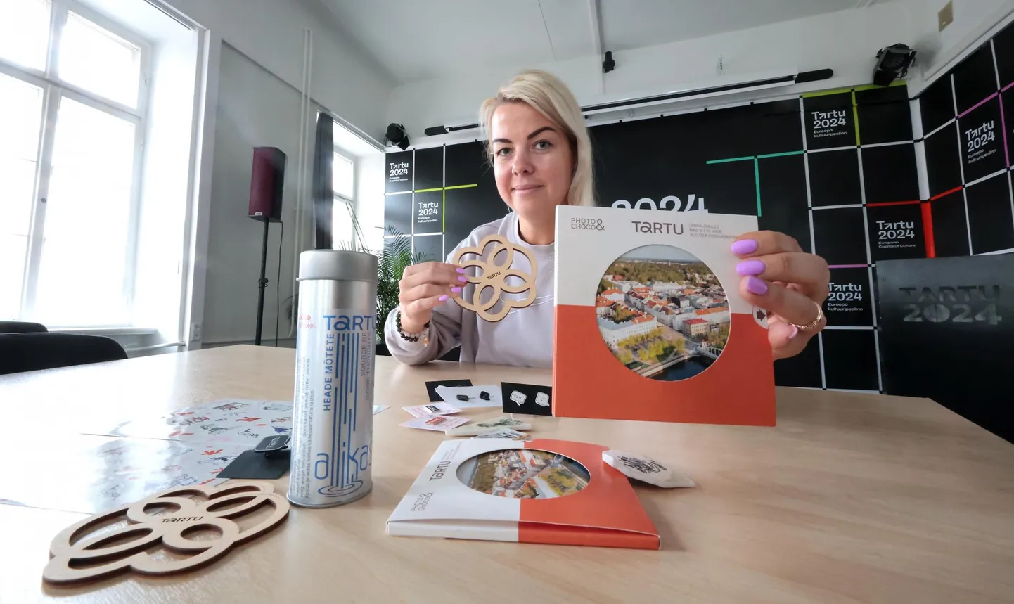 Visit Tartu turunduse projektijuht Mare-Liis Kanarik näitas valikut esemeist, mis jäid meenekonkursi žüriiliikmetele enim meelde. Õige pea saab uusi meeneid soetada Tartu turismiinfopunktist ja loomemajanduskeskuse poest.