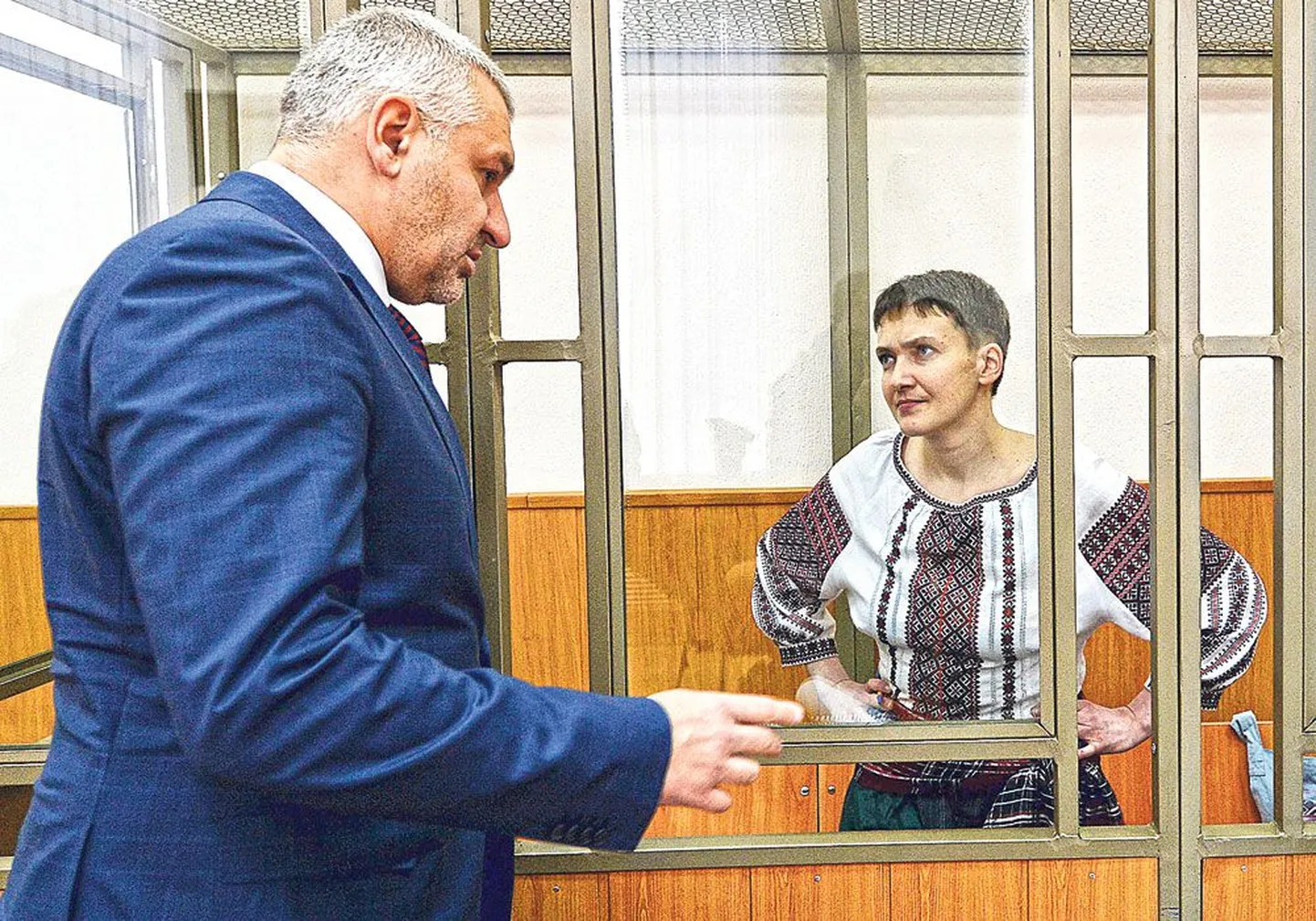 Украинская летчица Надежда Савченко беседует со своим адвокатом Марком Фейгиным в день судебного заседания в Ростовской области, которое состоялось 3 марта.