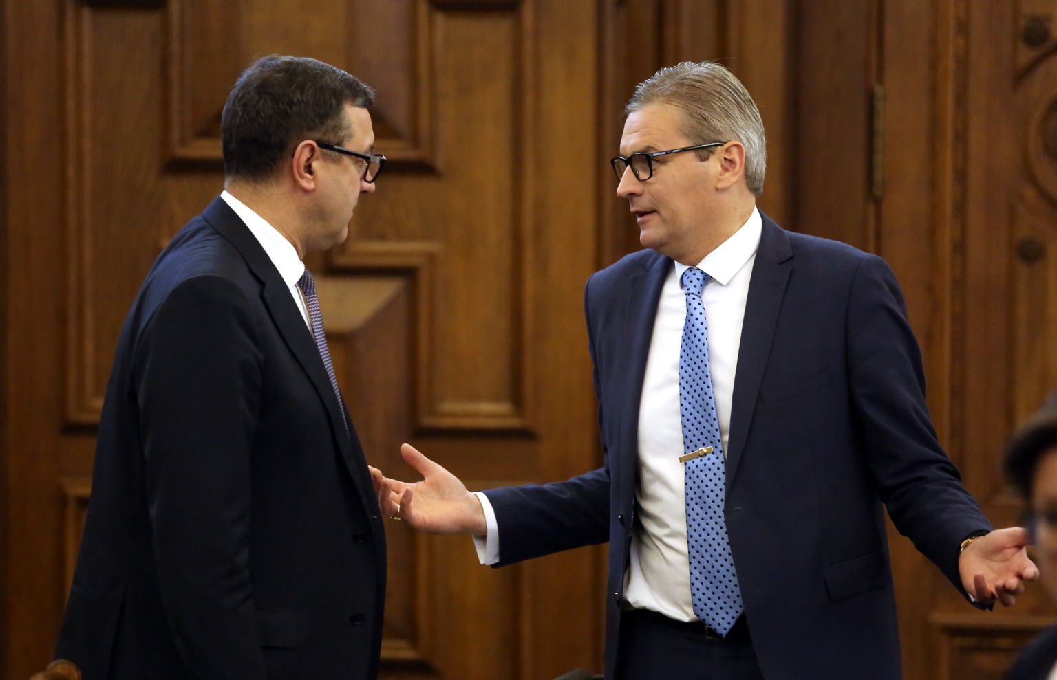 Finanšu ministrs Jānis Reirs (no kreisās) un Saeimas deputāts Mārtiņš Bondars pirms Saeimas ārkārtas sēdes, kurā izskatīs otrajā lasījumā gadskārtējo valsts budžetu un ar to saistīto likumprojektu.