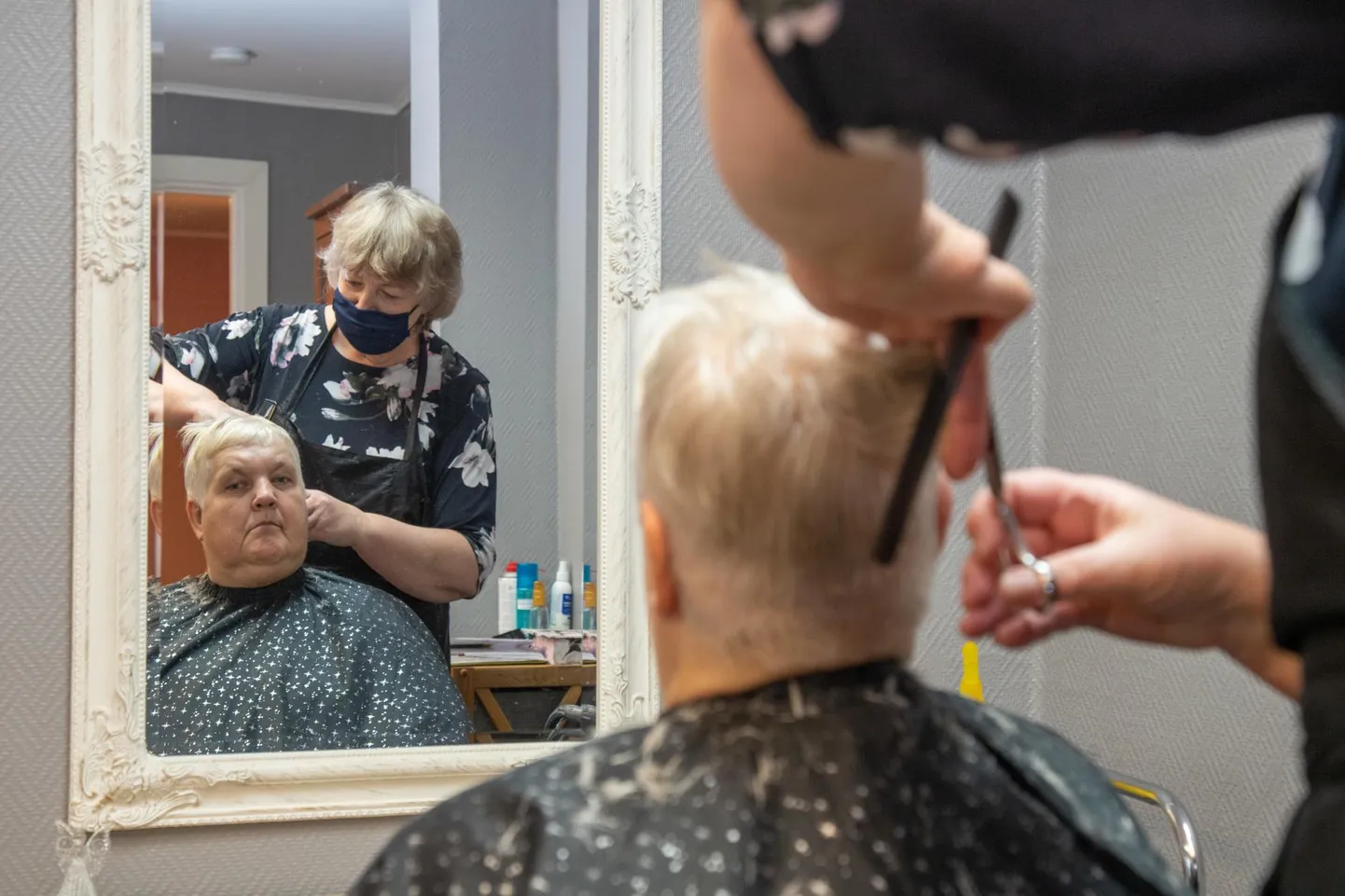 Mustla juuksur Inga Kravets soovis teha head ning lõikas seetõttu kolmapäeval pensionäridel juukseid tasuta.