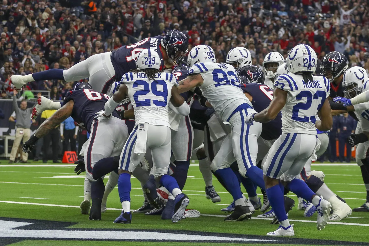 Margus Hunt (nr 92) suutis koos tiimikaaslastega pidurdada üheksa mängu jutti võitnud Texansi hoogu.