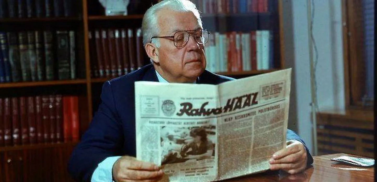 Karl Vaino tutvub värske ajalehega.