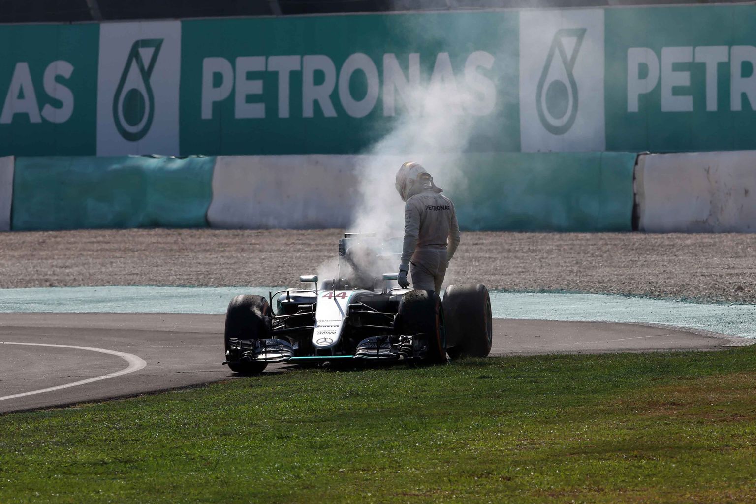 Lewis Hamilton leinamas Mercedese mootorit, mis andis otsad kõige halvemal hetkel.