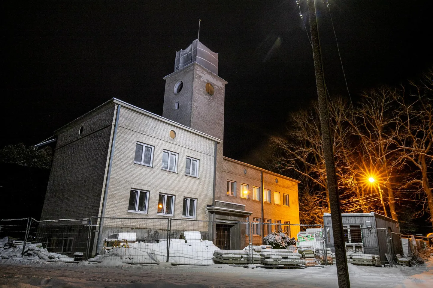 Tori vallavanem Lauri Luur märgib, et poolik objekt ei ole atraktiivne arvatavasti ühelegi ehitajale, seega on võimatu ennustada, kui kalliks kujuneb Sindi raekoja ehitustööde lõpuniviimine.