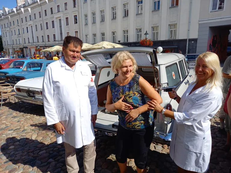 Кайдо Амбус и Кайрит Кесккюла даже были одеты в соответствующую машине одежду.