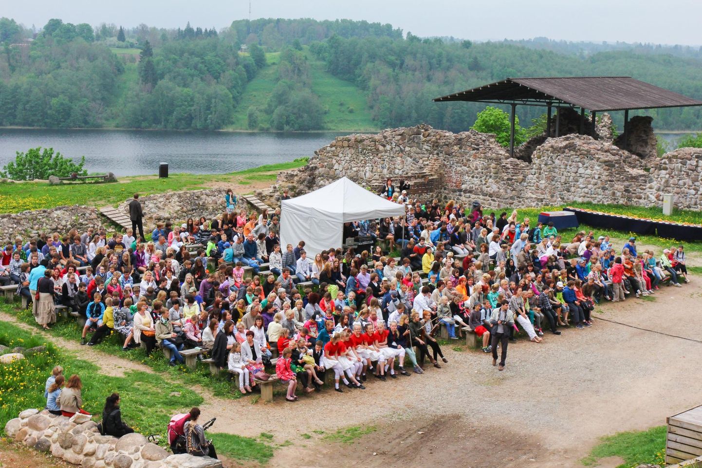 Viljandi lossimägedes asuvale Kaevumäe lava ette mahub umbes 500 inimest ehk umbes nii palju kui maakonna elanike arv eelmise aastaga väiksemaks jäi. Foto on illustratiivne.
