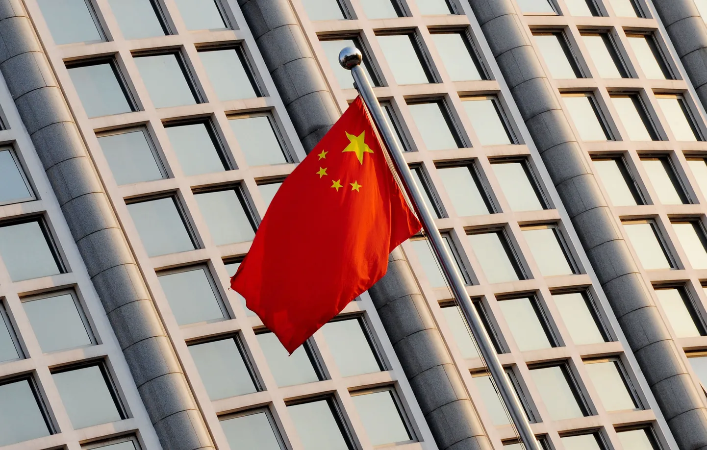 Hiina lipp lehvimas Hiina välisministeeriumi ees.