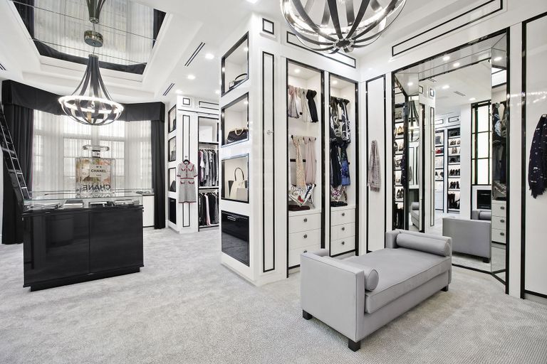 Chaneli poest inspireeritud garderoob.