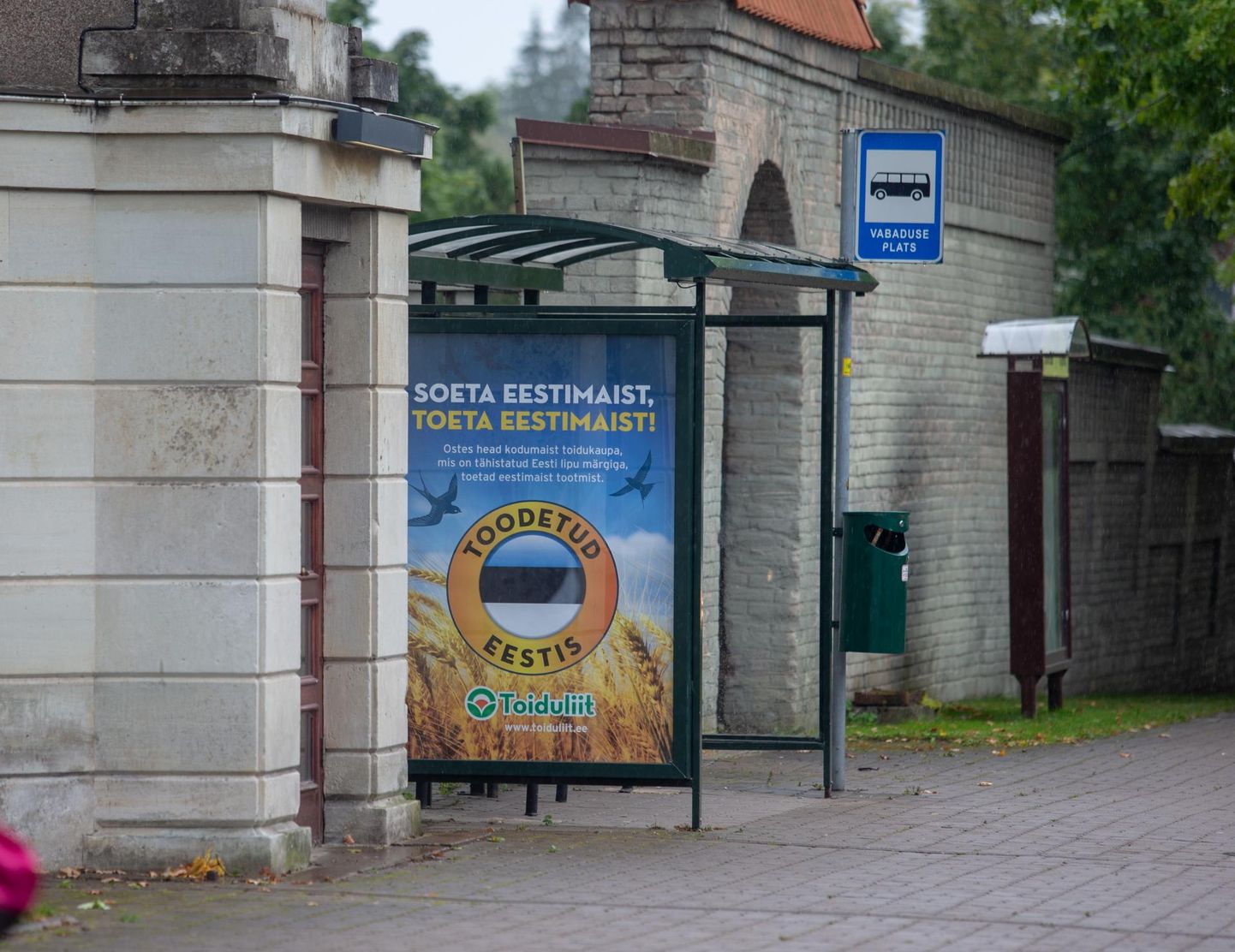 Linnajuhid loodavad, et bussipeatuste reklaamipinnad paistavad reklaamibüroodele nii ahvatlevad, et mõni neist on nõus vähemalt 23 peatusesse uue ootekoja paigaldama.