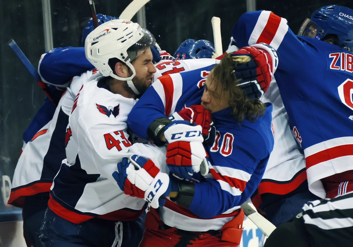 Washingtoni Capitalsi kaitsemängija Tom Wilson (vasakul nr 43) jõhkrutses New Yorgi Rangersi staari Artjomi Panarini kallal (paremal, ilma kiivrita).