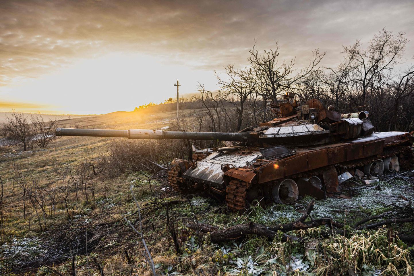 Подбитый российский танк в Украине.