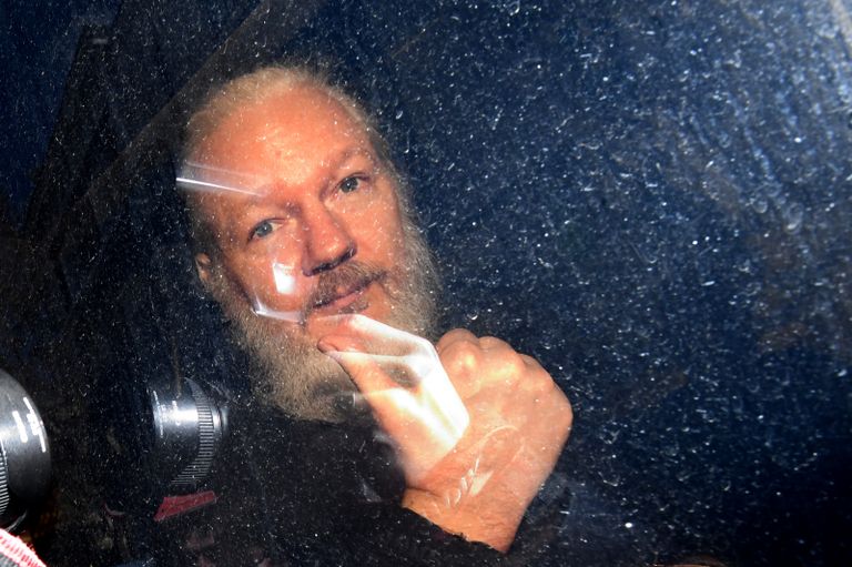 Julian Assange pärast Briti politsei poolt kinnivõtmist aprillis 2019