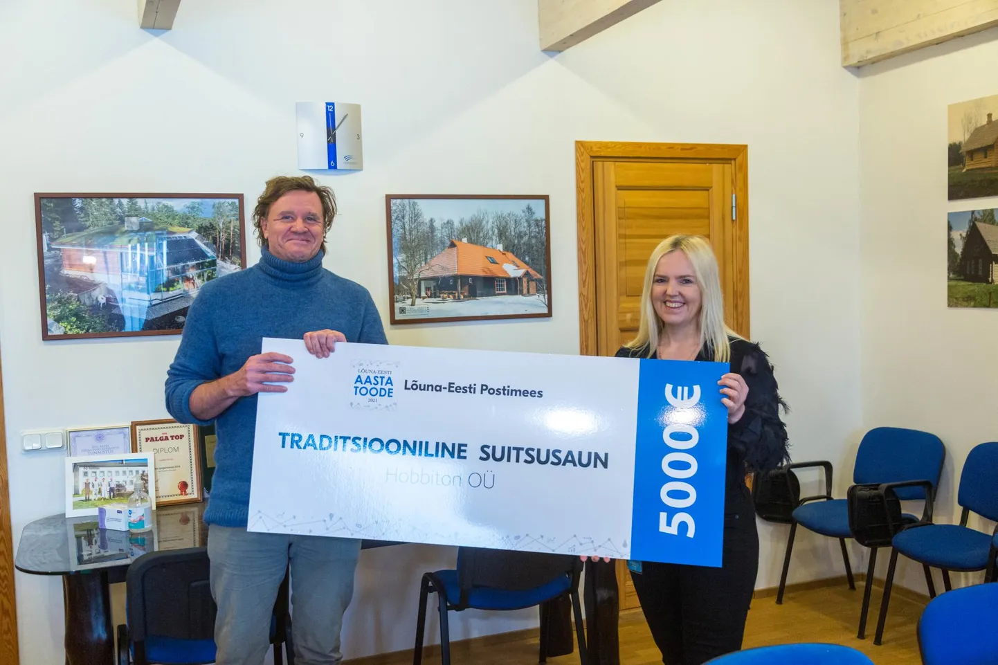Lõuna-Eesti Postimehe peatoimetaja Sirli Homuha andis aasta toote tiitli saamise puhul Hobbitoni Eesti müügijuhile Ragner Lõbule üle auhinna, millega kaasneb 5000 euro eest reklaami Postimees Grupi trüki- ja veebiväljaannetes.