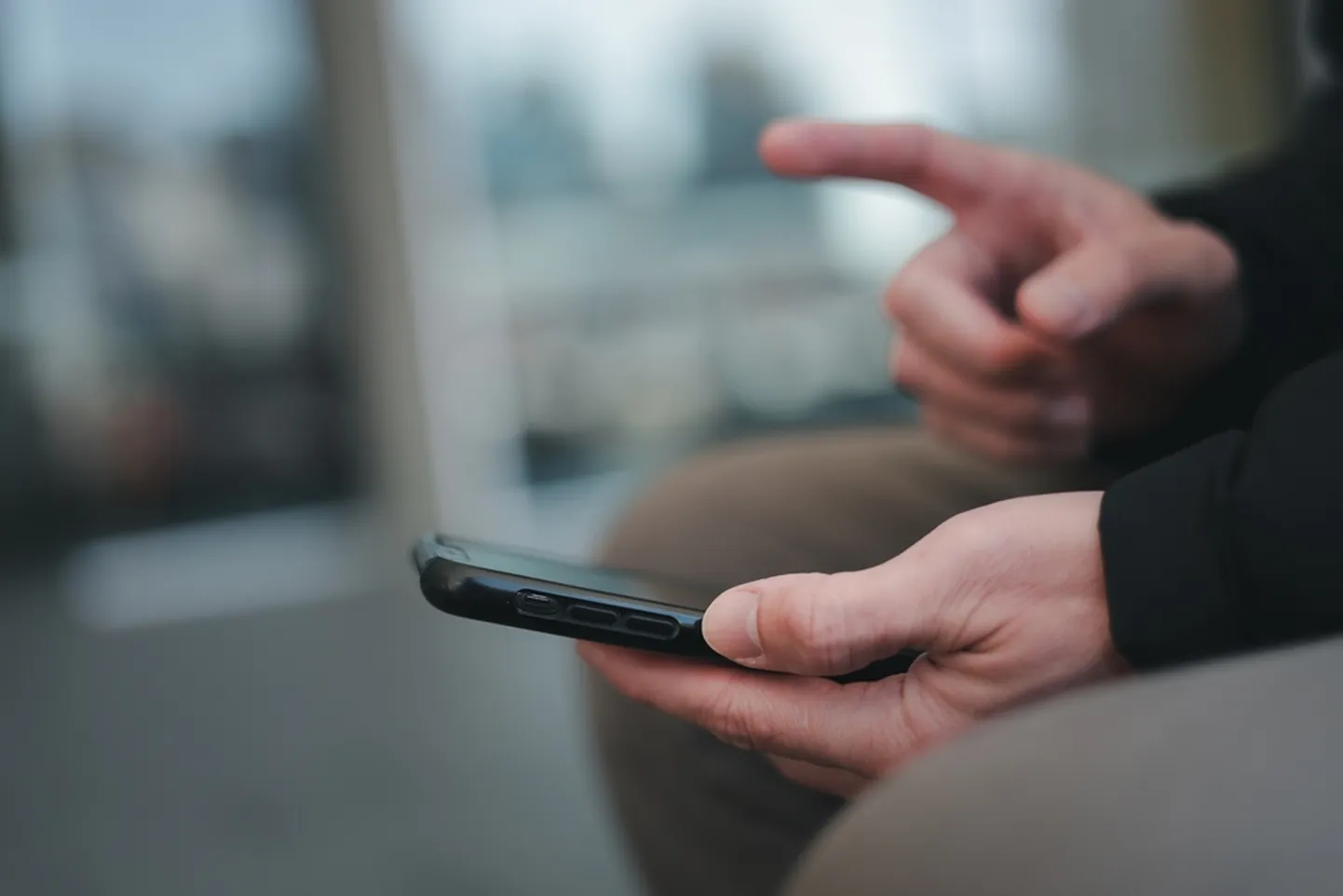 Vīrietis ar telefonu. Ilustratīvs attēls