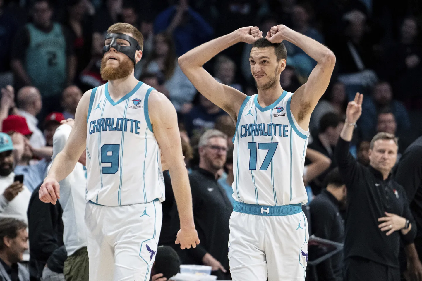 NBA spēlētāji Dāvis Bertāns un Aleksejs Pokuševskis