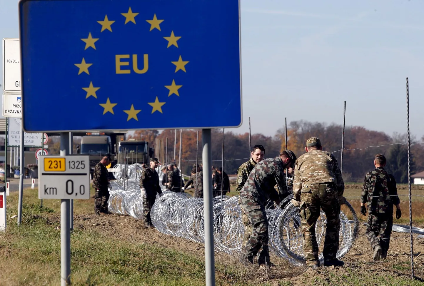 Ka Sloveenias on viimaste aastate tuliseim teema olnud migratsioon, millega EL pole nende meelest piisavalt edukalt toime tulnud. 2016. aastal otsustas Sloveenia piirile Horvaatiaga rajada tõkke.