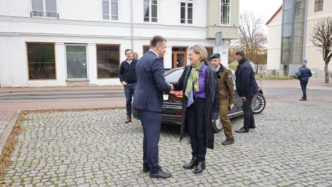 FOTOD, VIDEO ⟩ President saabus Valka ja sai vallavanemalt kingiks kassimärgi