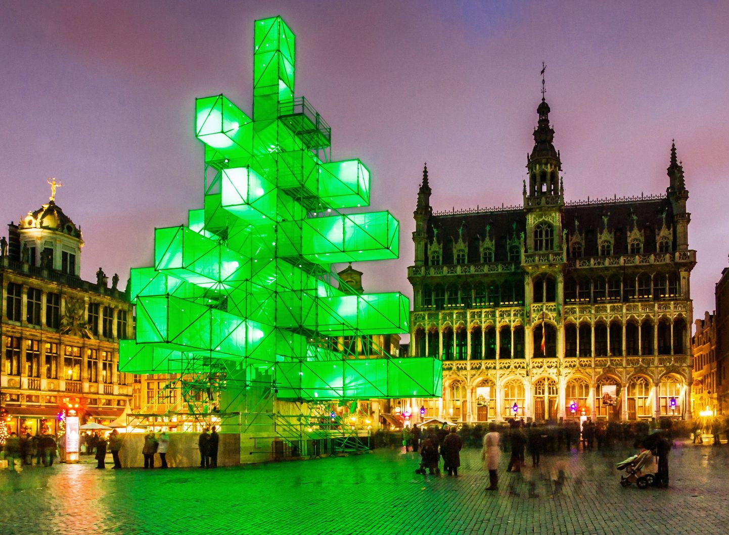 Abstraktne terasest jõulupuu Brüsseli Grand Place'il.