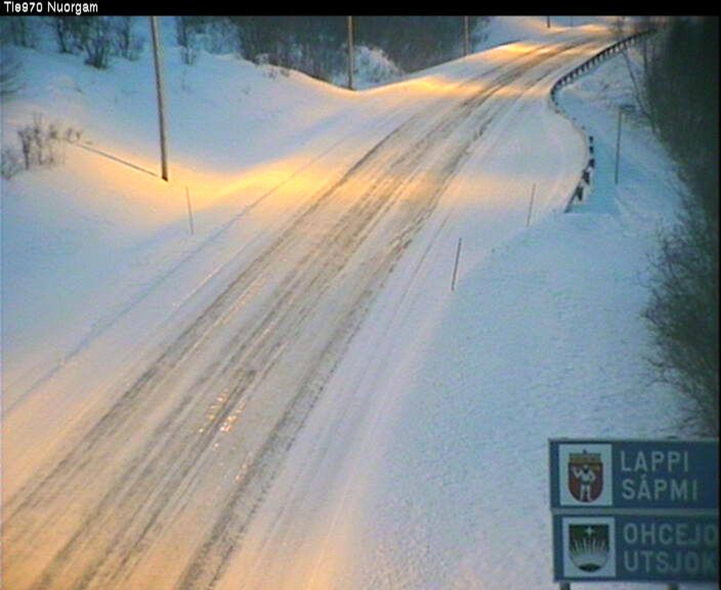 Utsjoele suunduv maantee Põhja-Soomes. Maanteekaamerast saadud pilt on tehtud kell 9.49, mil õhutemperatuur oli -7,5 kraadi.