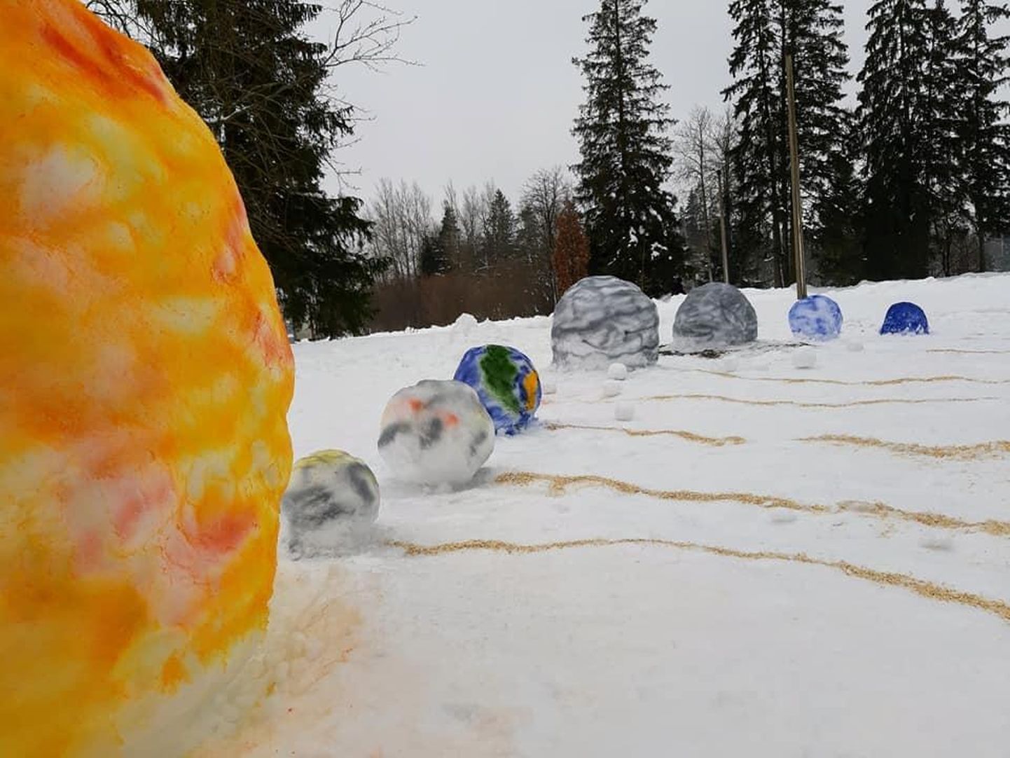 Õpetaja Kadri Mark tegi idee õpilastega teoks ja nii kerkis Sõmeru kooli õuele lumest planetaarium.