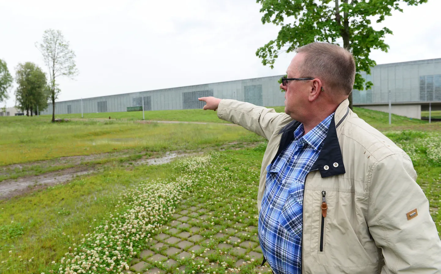 ERMi finantsjuht, pikalt väliala projekti eest vedanud Rein Kinkar osutab kohale, kuhu peaks kerkima neli käsitööpaviljoni. Loodetavasti valmivad need järgmisel aastal.