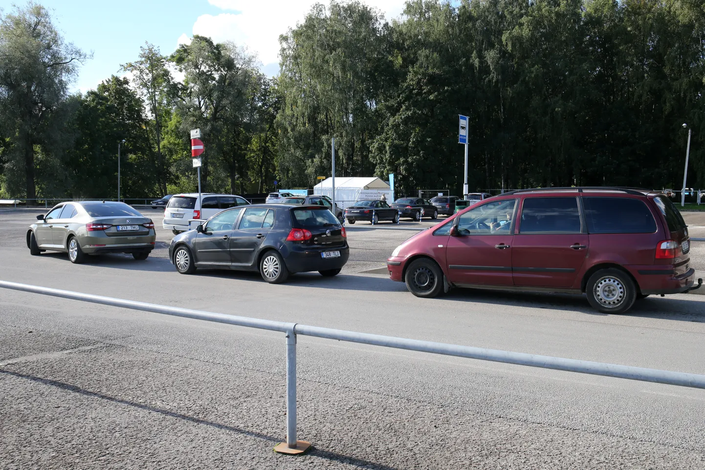 Järjekord Tartu koroonaviiruse testimistelgi juures kolmapäeva hommikul.