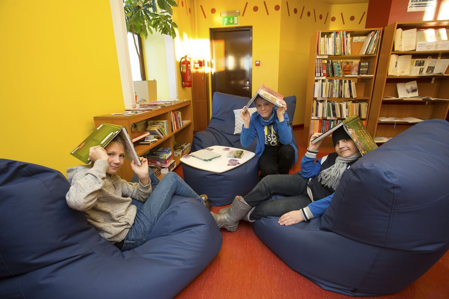 Raamatukogus leidub alati põnevat tegemist ja lugemist, kinnitavad lasteosakonna püsikülastajad Ranno (vasakult), Markus ja Lauri. Nemad käivad raamatukogus pea iga päev.