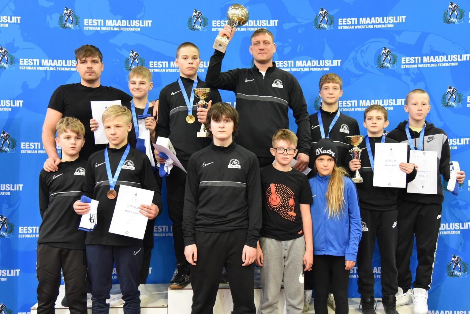 Spordikoolis harjutavad Viljandi Tuleviku maadlejad võtsid Võrus peetud U15 vanuseklassi Eesti meistrivõistlustel meeskondlikus arvestuses võidu koos kahe Eesti meistri tiitli ja nelja pronksmedaliga.