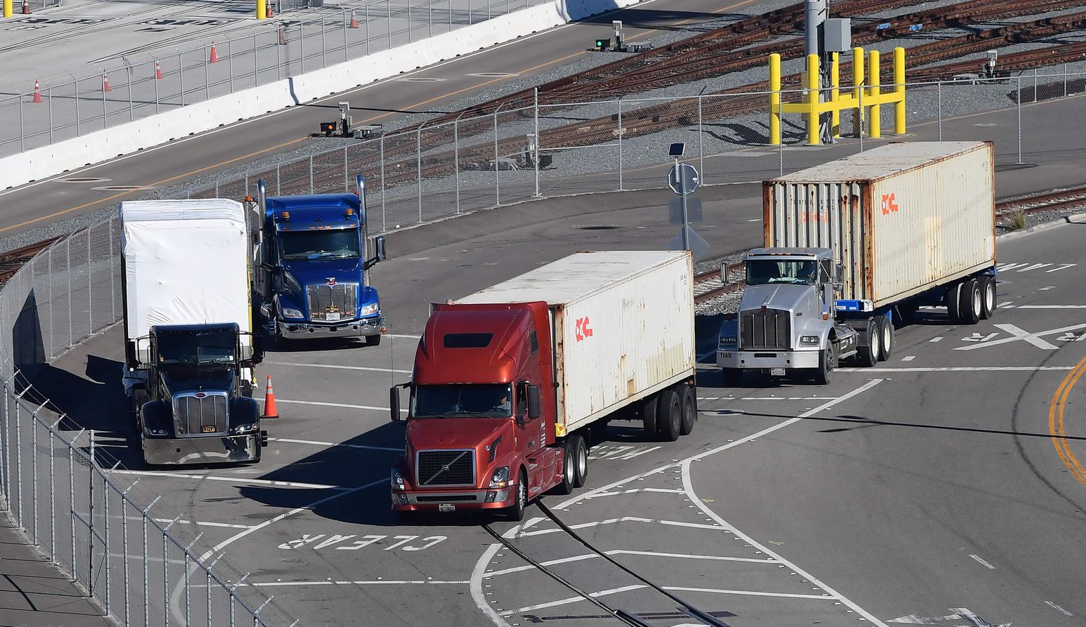 Long Beach'i sadama konteineriterminali sissesõit Californias. Ummikute tõttu raskeveokitele mõeldud maanteedel on rekajuhid hakanud otsima ümbersõiduvõimalusi läbi naabruse elamurajoonide.