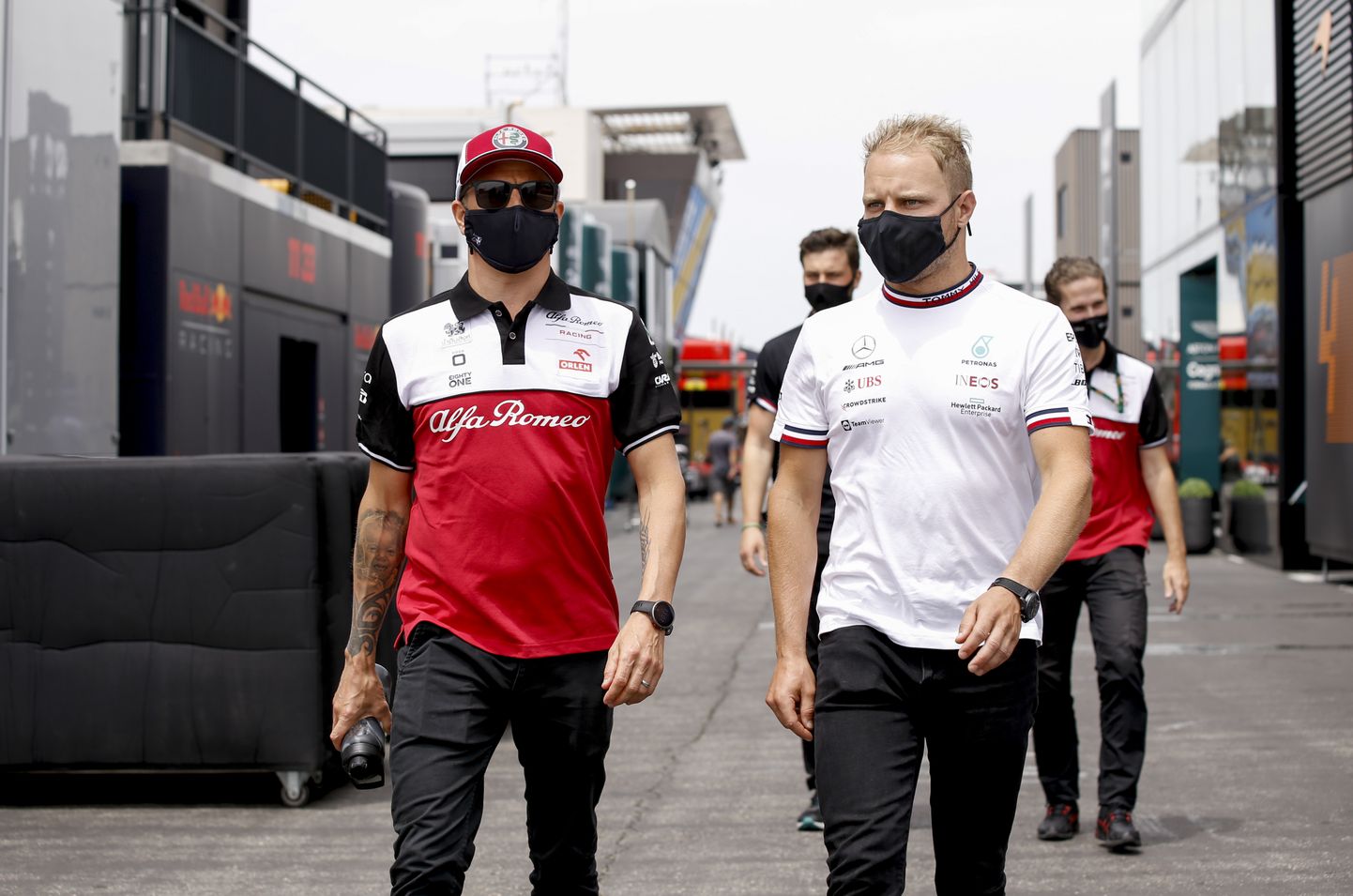 Kimi Räikkonen (vasakul) võib järgmisel aastal kaotada oma koha F1-s kaasmaalasele Valtteri Bottasele.
