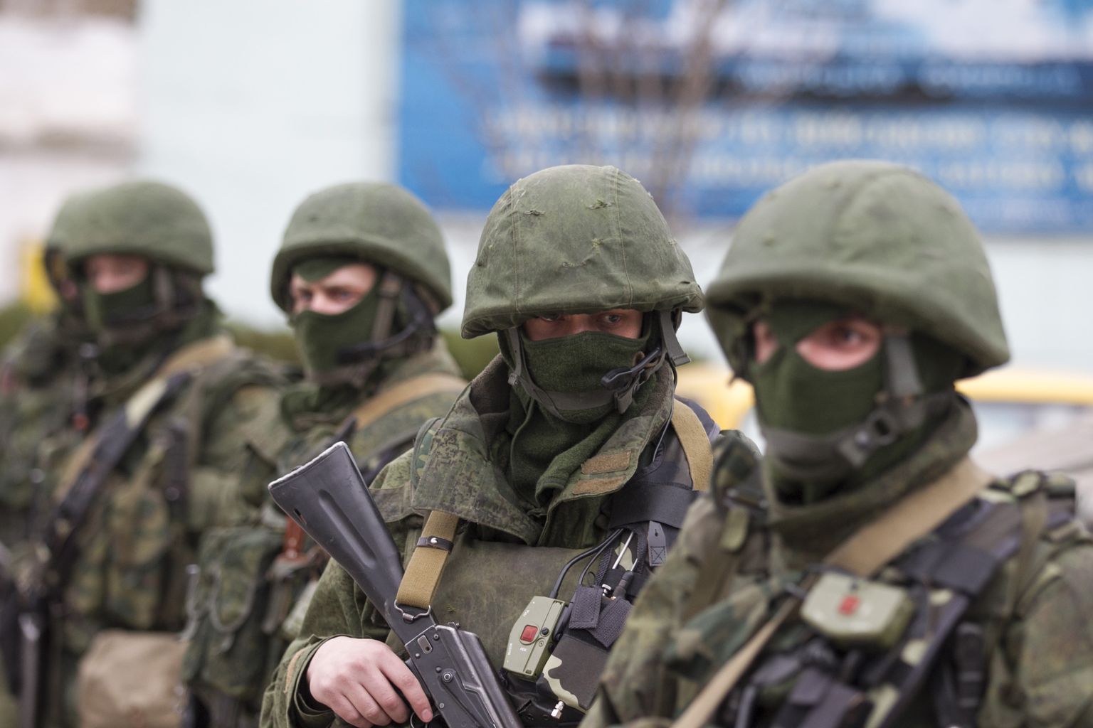 «Rohelised mehikesed» ehk eraldusmärkideta Vene sõdurid Krimmis 2014. aastal.