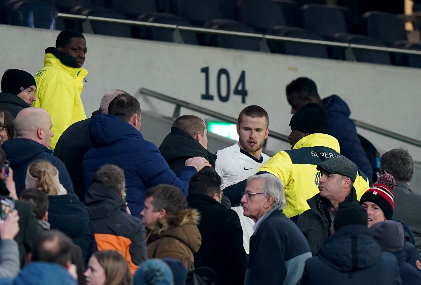 Tottenham Hotspuri vutitäht Eric Dier tormas pärast mängu tribüünidele oma klubi fänniga käsikähmlema.