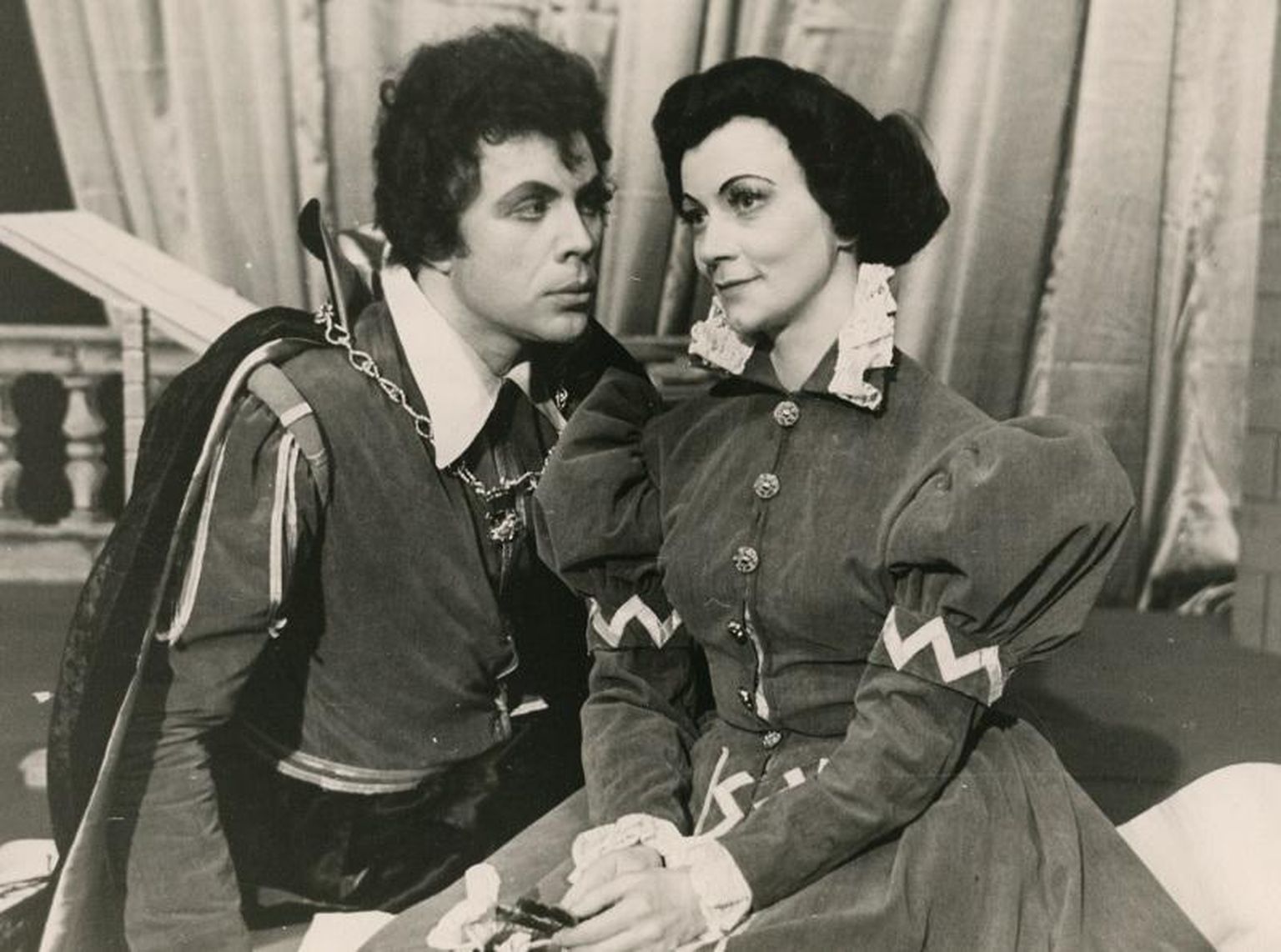Rizzio (Ants Ander) ja Maria (Eva Novek) lavastuses "Maria Stuart" Rakvere teatris aastal 1960.
