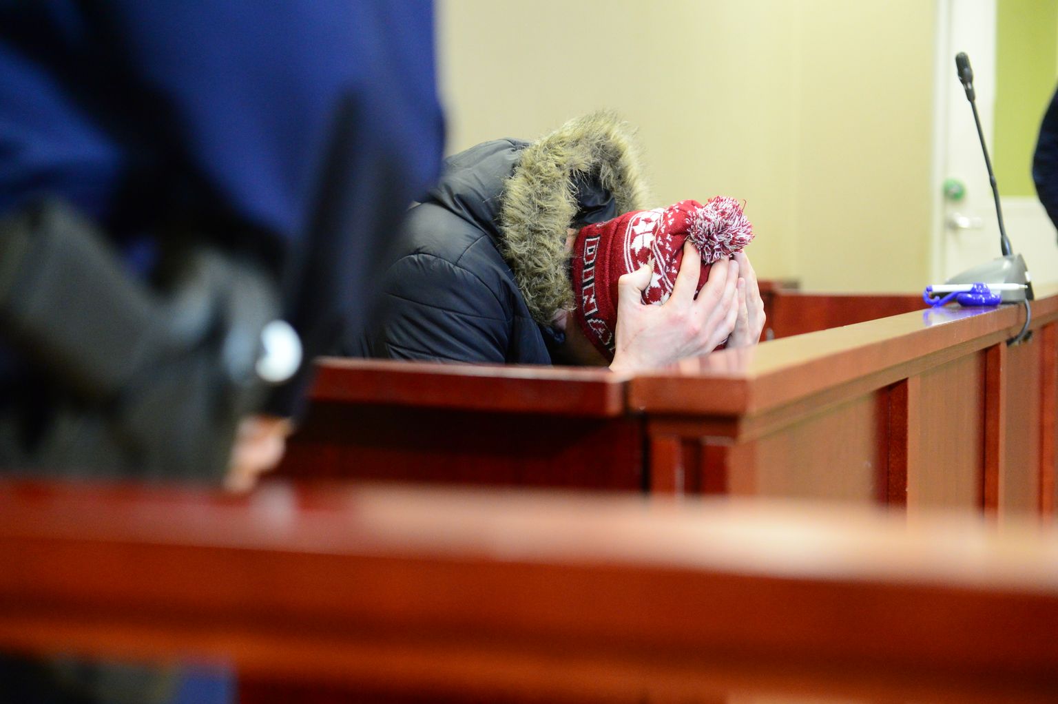Tanklaröövides kahtlustatav Dmitri varjas kohtusaalis kiivalt enda nägu.
