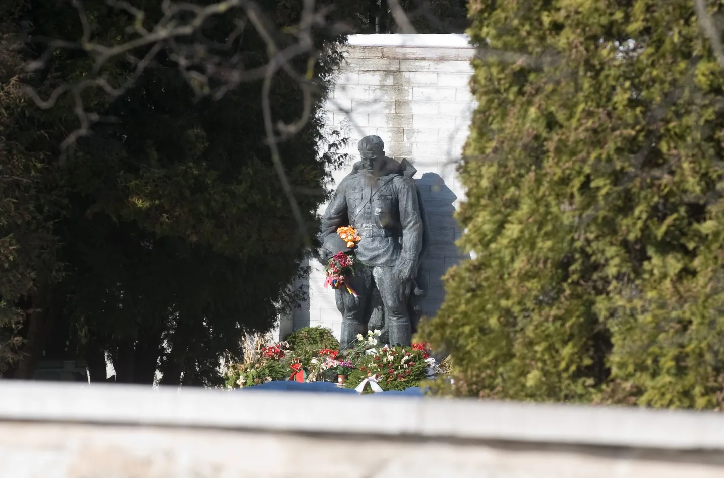 Памятник погибшим советским воинам в Таллинне неизвестный испачкал белым мелом.