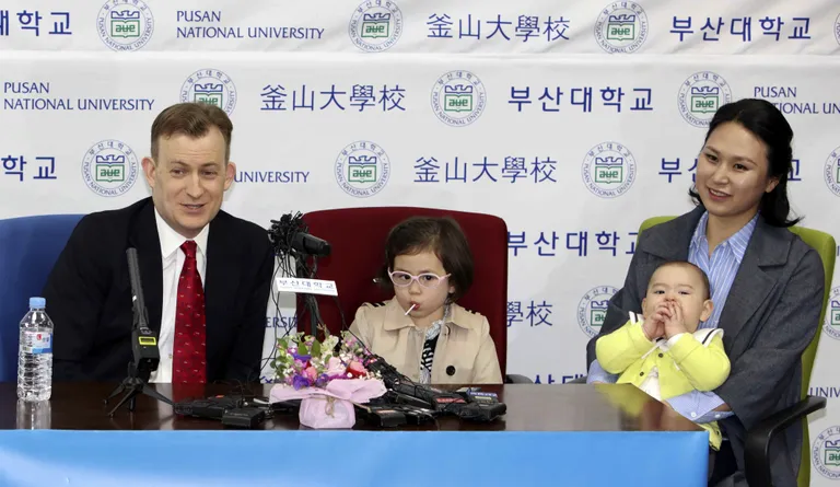 Robert Kelly, ta naine Kim Jung-a ja nende lapsed