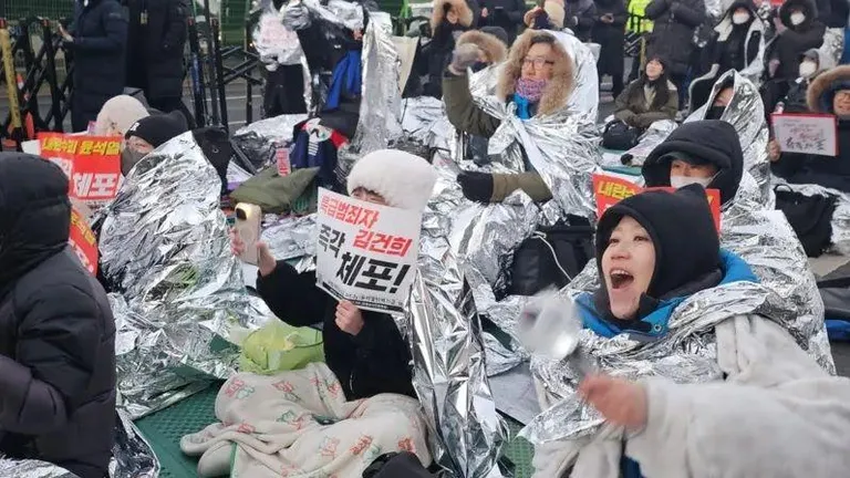 Противники Юна и правящей партии, тоже собравшиеся у резиденции, были рады его аресту