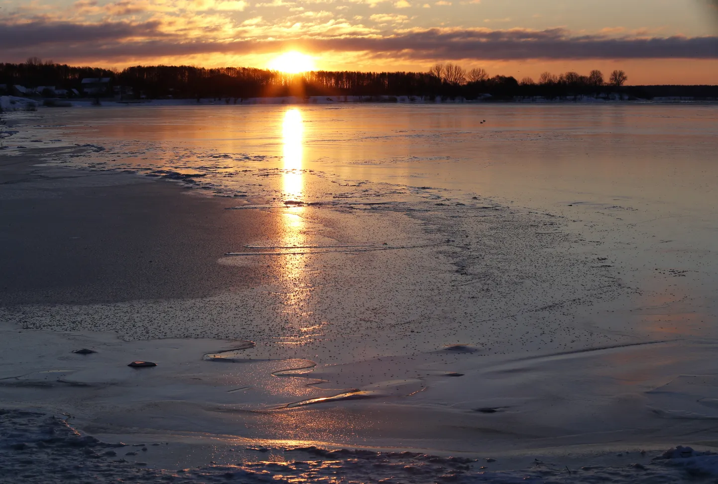 Saullēkts virs Daugavas ziemā.