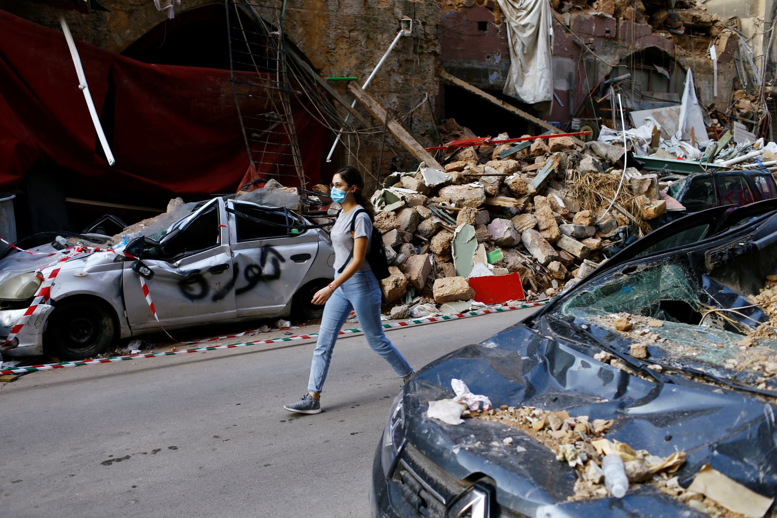 Naine purustatud linna tänaval pärast nädal tagasi Beiruti sadamas kärgatanud plahvatust, mis tegi maatasa suure osa Liibanoni pealinnast.