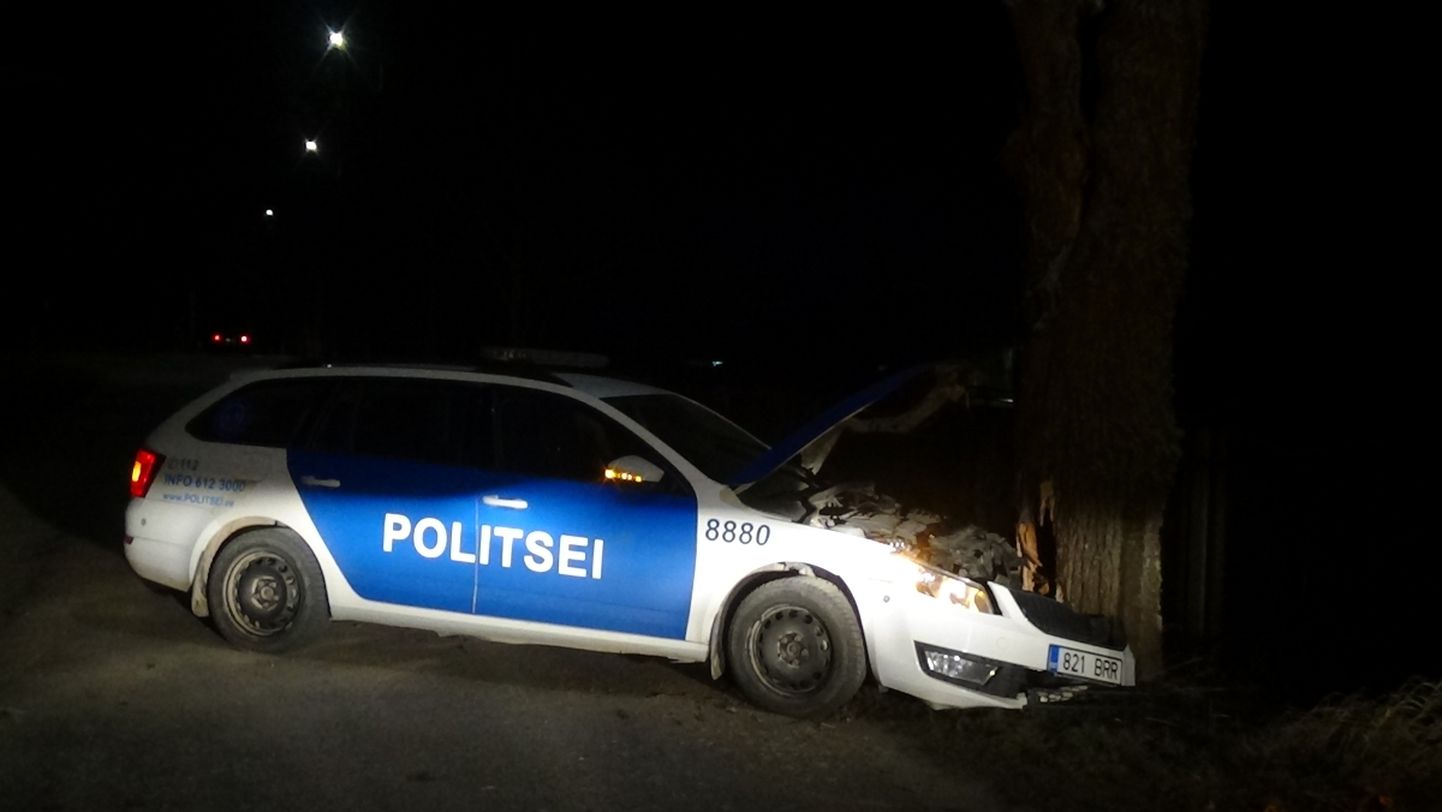 Sündmuskoht: politseisõidukit juhtinud 40-aastane mees kaldus vastassuunda ning sõitis vastu puud.
