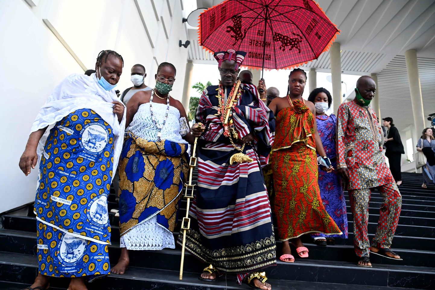 Abomey-Calavi hõimuvalitseja Kpoton Avounbe Allodji III (keskel) koos perekonnaga sümboolse näituse avamisel.