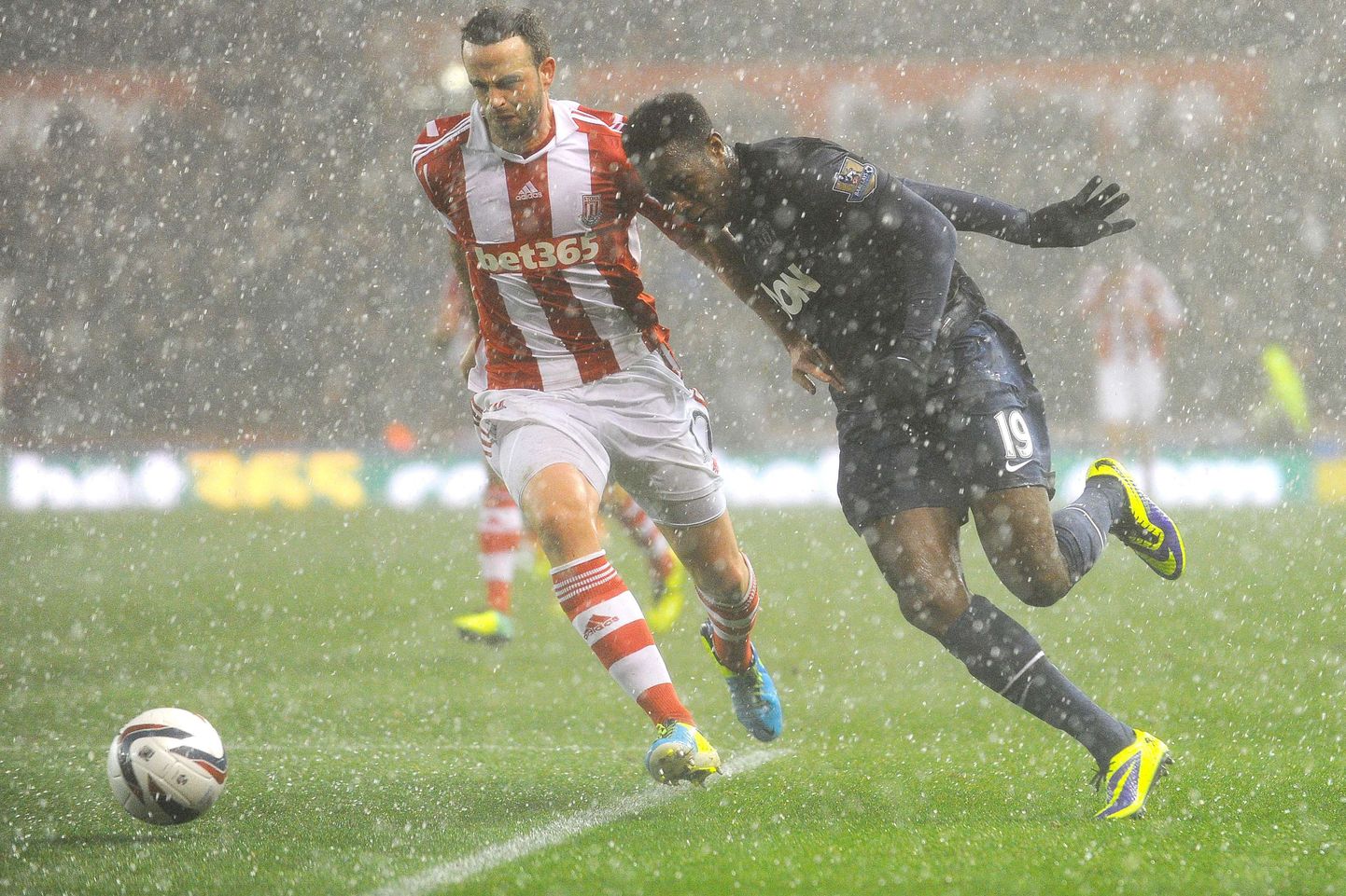 Stoke City mängumees Marc Wilson (vasakul) ja Manchester Unitedi pallur Danny Welbeck eile rahesajus heitlemas.