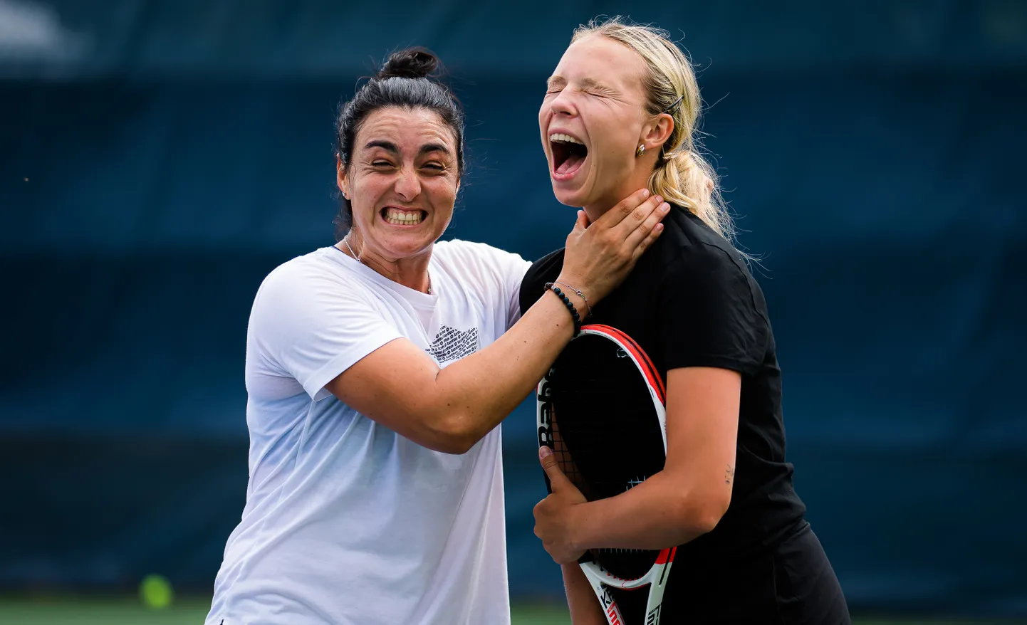 Ons Jabeur (vasakul) ja Anett Kontaveit on omavahel head sõbrannad, mistõttu mingit viha või kadedust nad omavahel ei tunne.