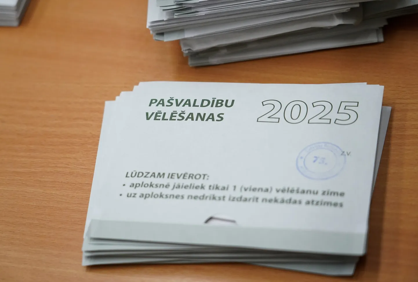 Tiek atvērta balsojumu urna pašvaldību vēlēšanās 75. vēlēšanu iecirknī Rīgas Valsts 1. ģimnāzijā.