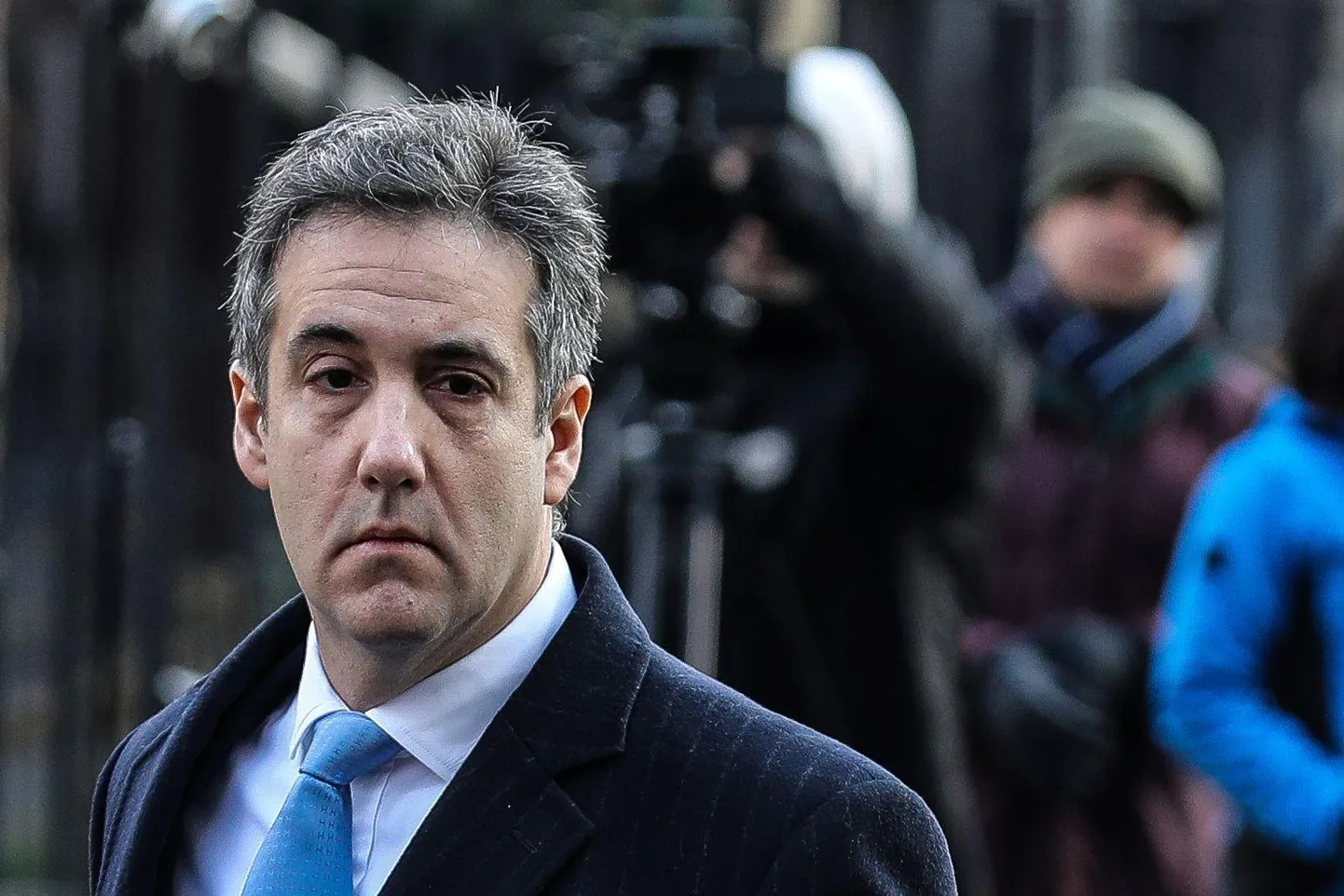 Michael Cohen üleeile Manhattani kohtu juures. Trellide taha peab ta minema märtsis.