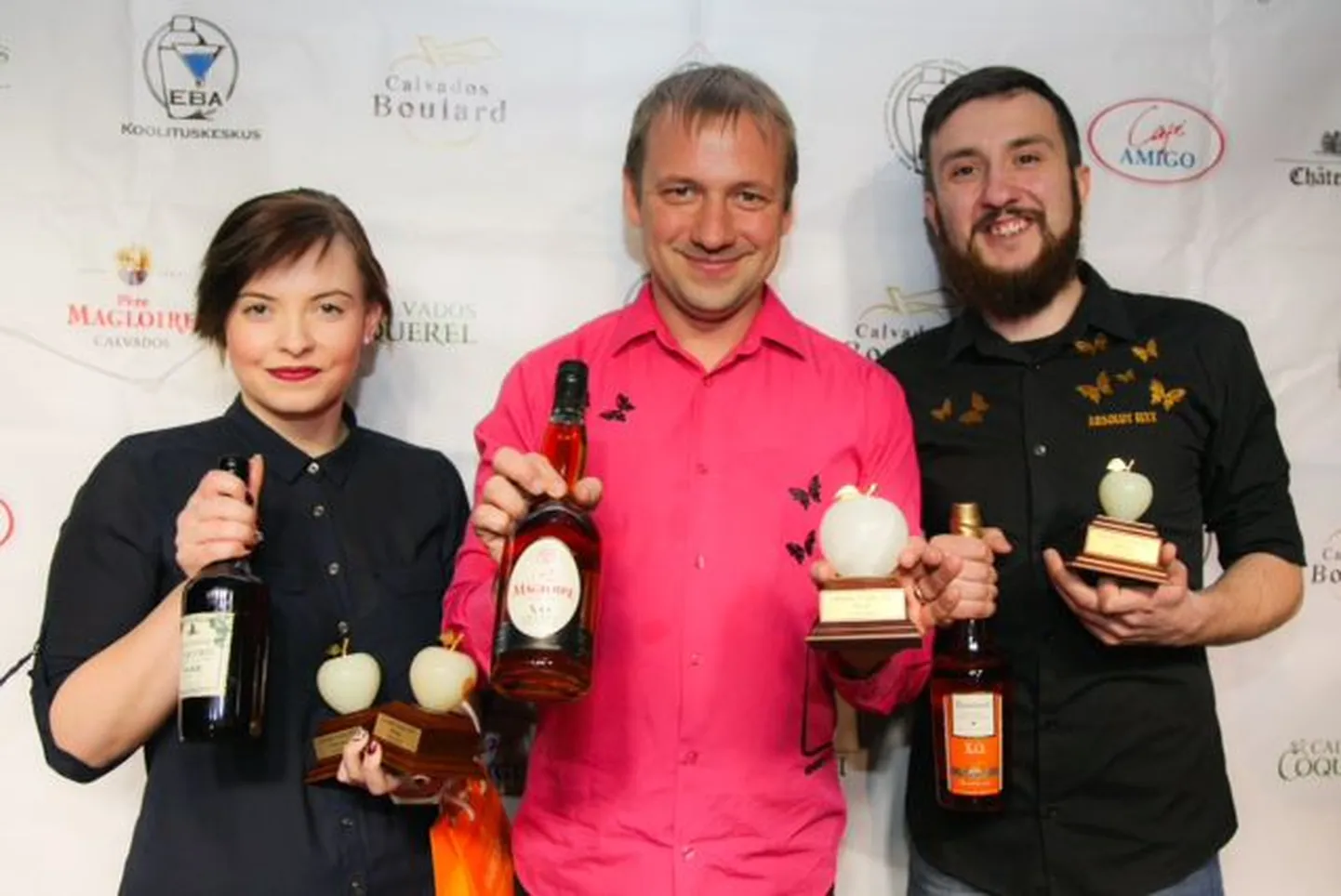 Kalvadose kokteilivõistlusel võidutsesid Butterfly Lounge´i baarmenid - Triin, Kristo, Silvester