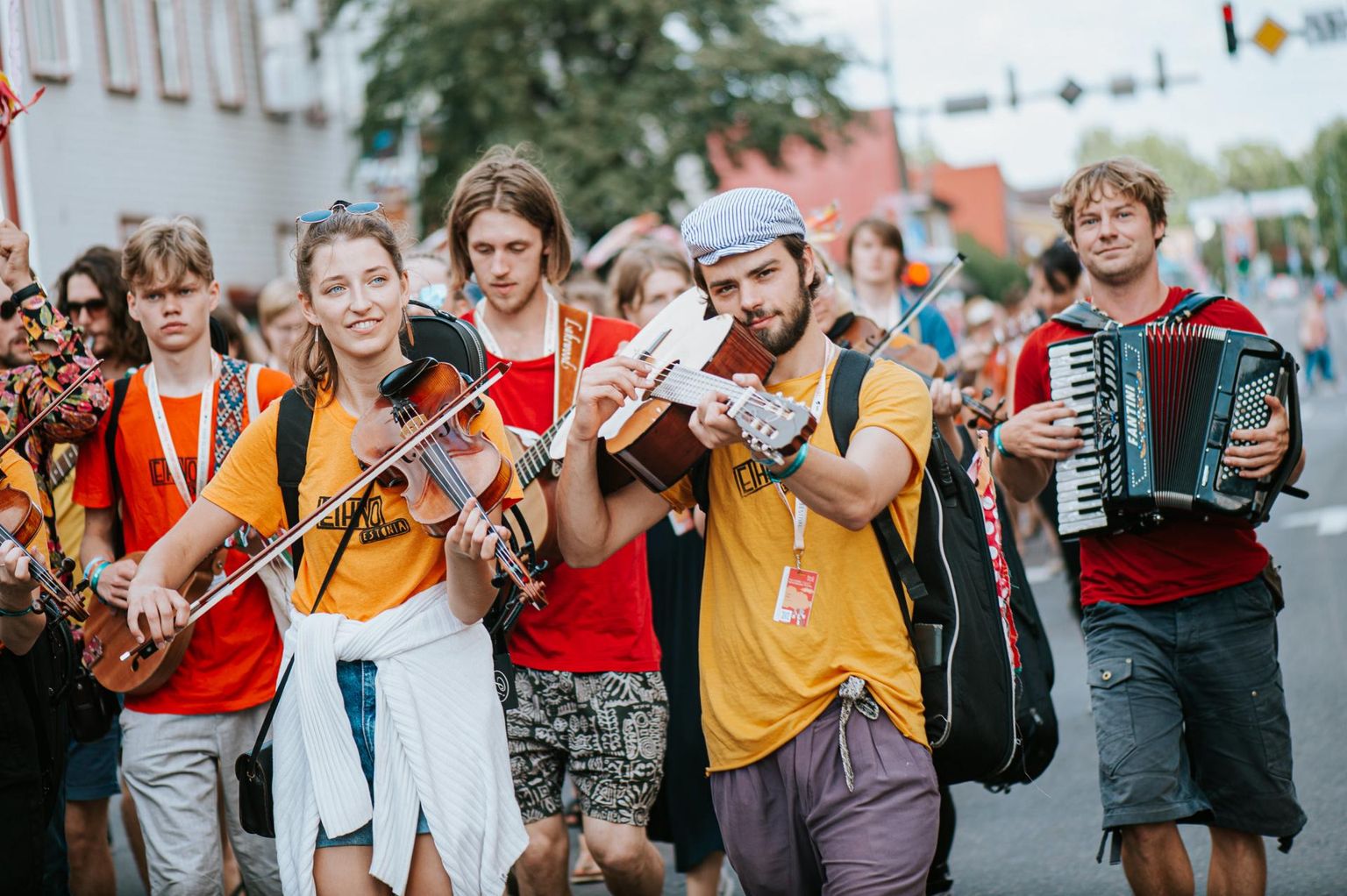 Sel aastal kogunevad Eesti ETNO laagrisse kaheksa erineva riigi noored. Fotol on laagrilised 2019. aastal Viljandi folgi avarongkäigul.