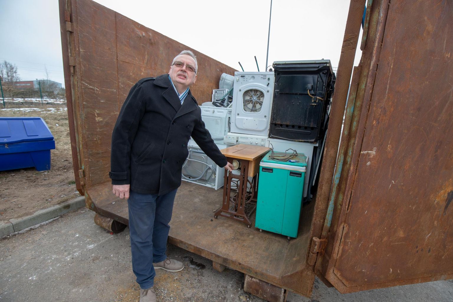 Selli tänava jäätmejaamas käinud Tartu linnamajandusosakonna juhataja Rein Haak leidis konteinerist teiste kodumasinate hulgast ka jalaga sõtkutava õmblusmasina.