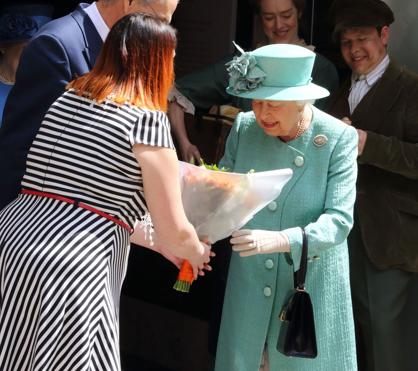 Kuninganna Elizabeth II käevangus on peaaegu alati must käekott